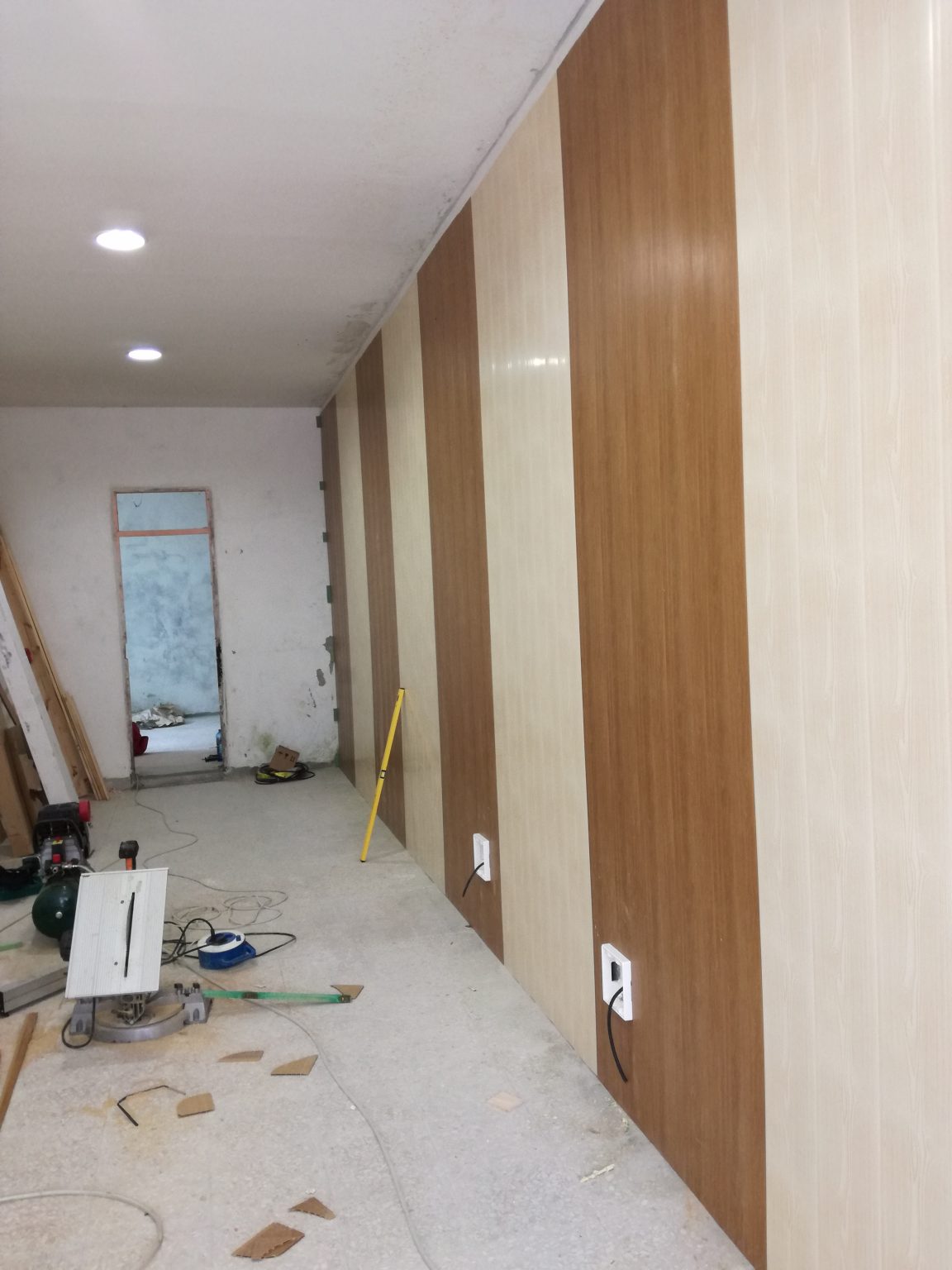 Friso PVC en pared a dos colores. JGR Carpintería