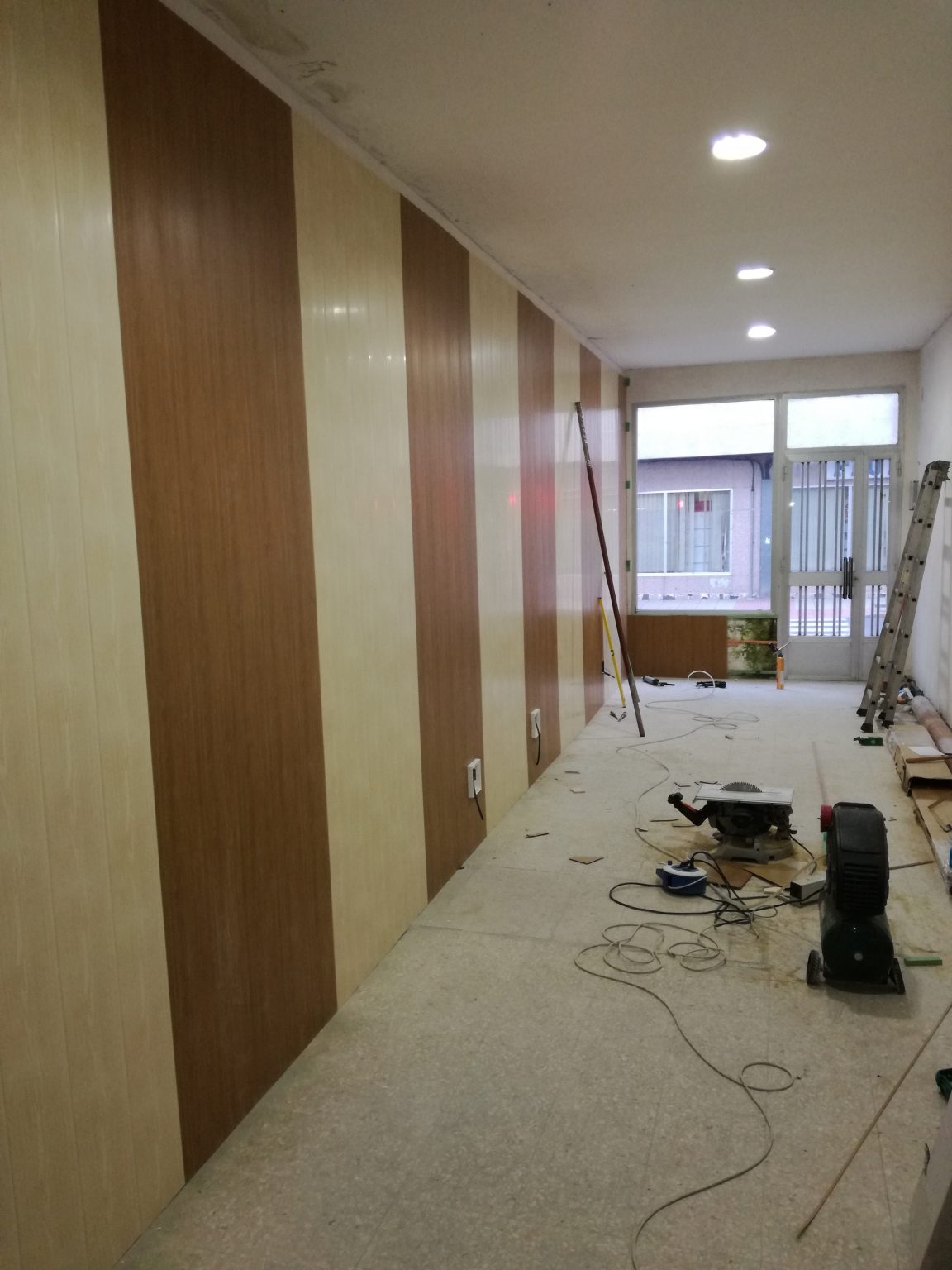 Friso PVC en pared a dos colores. JGR Carpintería