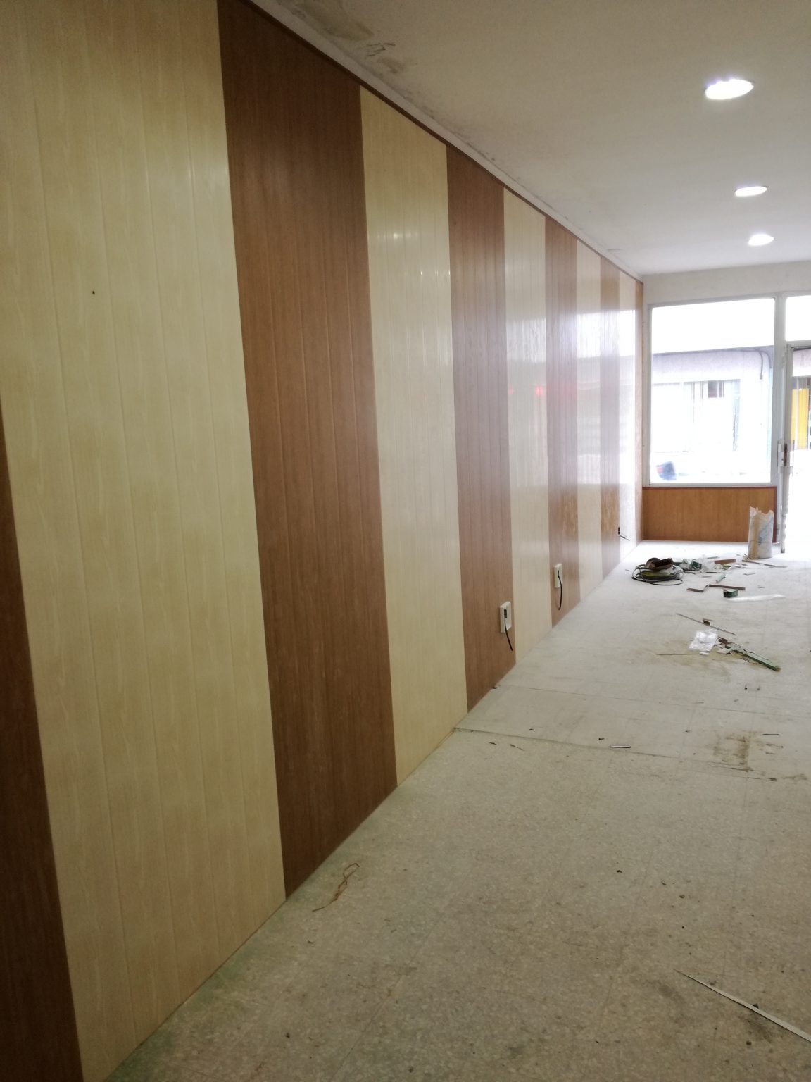 Friso PVC en pared a dos colores. JGR Carpintería